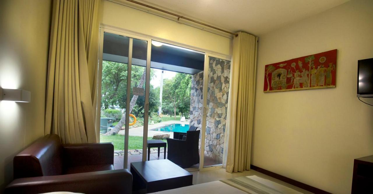 Miridiya Lake Resort Anurâdhapura Extérieur photo